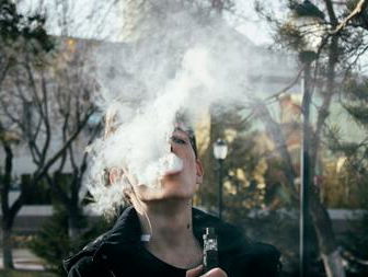 Sigaretten als laatste redmiddel tegen de vape-verslaving van mijn zoon
