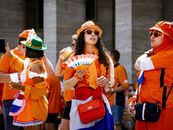 Oranjesupporters vieren feest in Berlijns tuincentrum