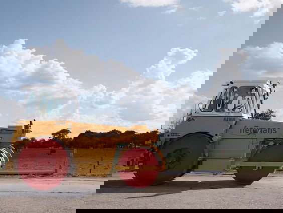 Bouwbedrijf demonstreert nieuwe zelfrijdende asfaltwals