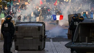 Wie profiteert van het massale én vreedzame protest in Franrijk?
