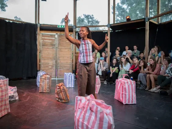 Solovoorstelling 'Gelukszoekers' door Femi van Elshuis