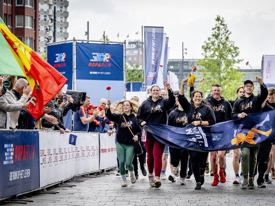 Lopers trotseren hitte tijdens jaarlijkse Roparun
