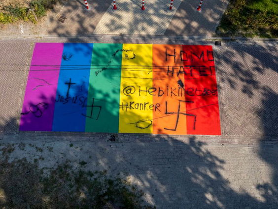 Waarom is er debat over een regenboogpad?