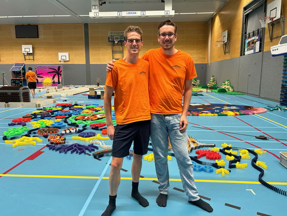 Steentje voor steentje legt Nederlands dominoteam wereldrecord neer