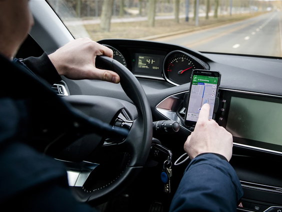 Stand.nl: 'In de auto moet je de telefoon alleen gebruiken om te navigeren'