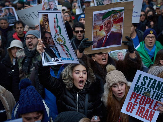 Stand.nl: 'De Iraanse demonstranten moeten op alle mogelijke manieren gesteund worden'