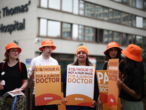 Waarom gaan jonge artsen in Engeland en Wales 5 dagen staken?