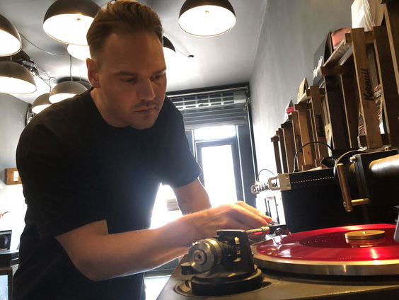 Van horen naar voelen: hoe vinylplaten met de hand worden gemaakt