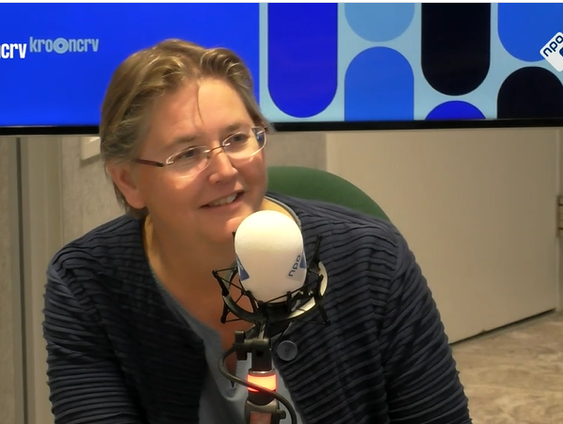 Juryvoorzitter Lotte Jensen maakt de winnaar van de Tollensprijs bekend