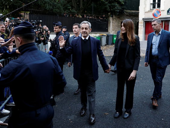 Franse oud-president Sarkozy toegezongen door supporters op weg naar de gevangenis