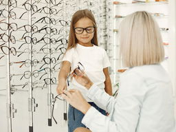 De Brillenbus gaat de strijd aan tegen visuele armoede