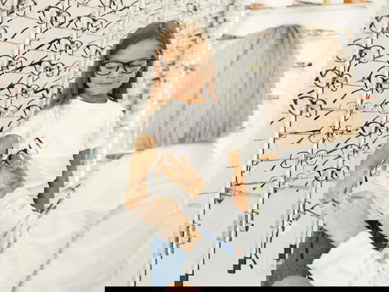 De Brillenbus gaat de strijd aan tegen visuele armoede