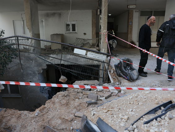 Raketten en drones gaan over en weer tussen Iran en Israël, Golfstaten ook geraakt