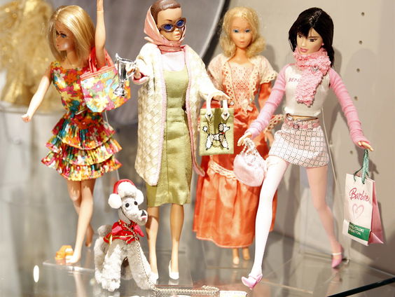 Nederlands kunstenaar succesvol met Barbies: 'Mooi om te recyclen'