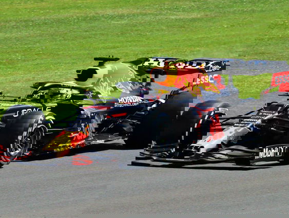 Moeten F 1-coureurs minder schelden?