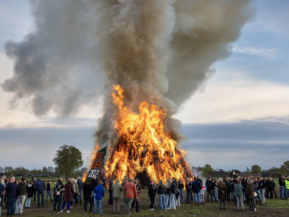Traditiegetrouw tal van paasvuren ontstoken, vijftigste in de Maten, bij Ter Apel