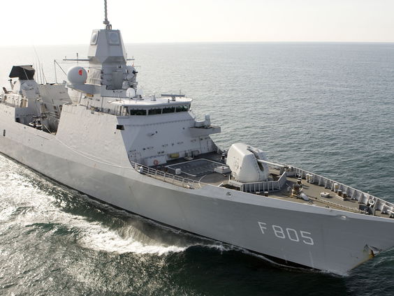 Nederlands oorlogsschip Zr.Ms. Evertsen sluit zich aan bij de