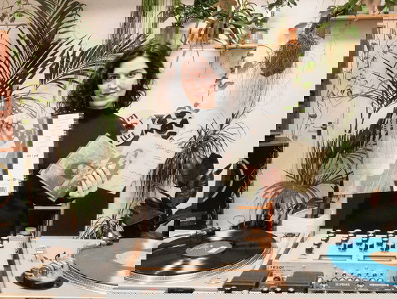 DJ Katayoun pleegt 'vrolijk verzet' met Iraanse muziek