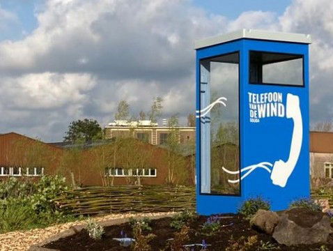 'Telefoon van de Wind' geopend op begraafplaats Lelystad