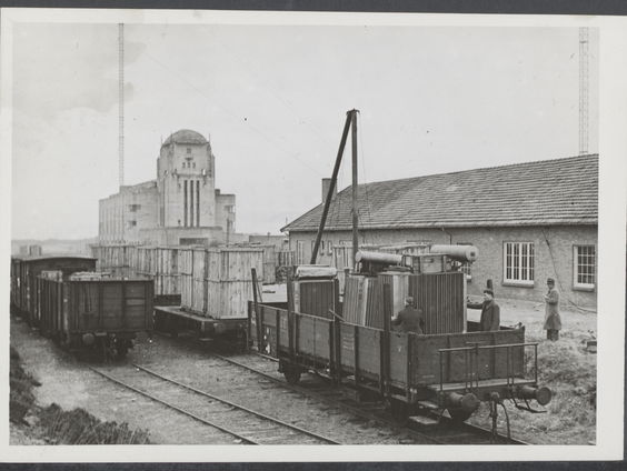 Bij het iconische zendgebouw van Radio Kootwijk