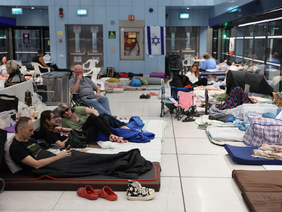 Israël heft veiligheidsbeperkingen op, aanvallen door Iran gaan door