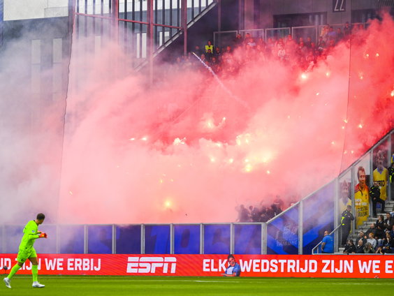 Vijf Cambuur-supporters gewond door vuurwerk vanuit Feyenoord-vak