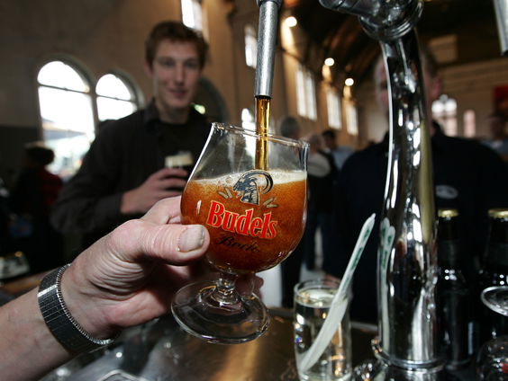 Is het kunst of reclame? Kleurrijke bierreclames van het verleden