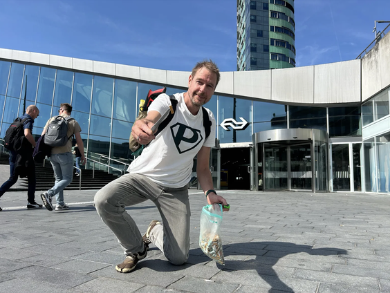 Anton raapt peuken door het hele land