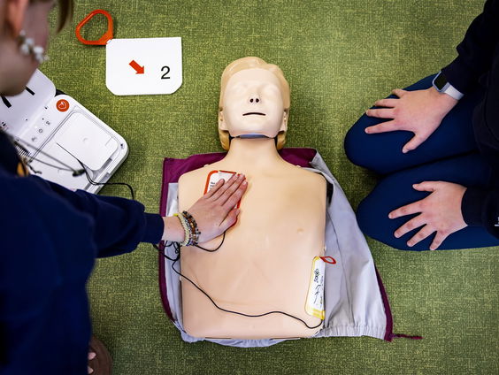 KNVB en Hartstichting willen AED op iedere voetbalclub