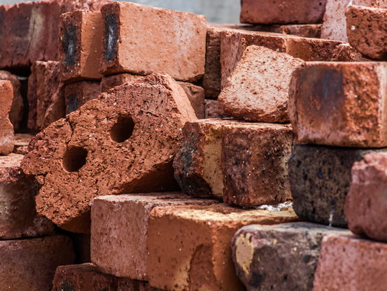 Wegbakken van PFAS door het maken van bakstenen