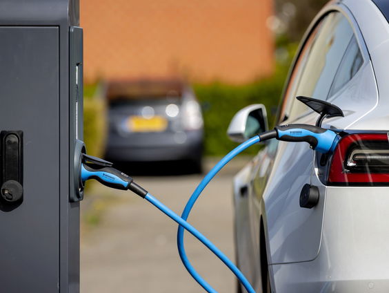 Door turboladen doet een elektrische auto niet meer onder voor tanken bij de pomp