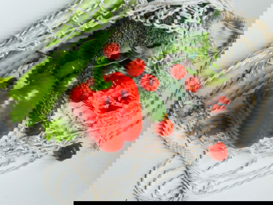 Zussen Sanne (19) en Ilse (16) nemen supermarkt over