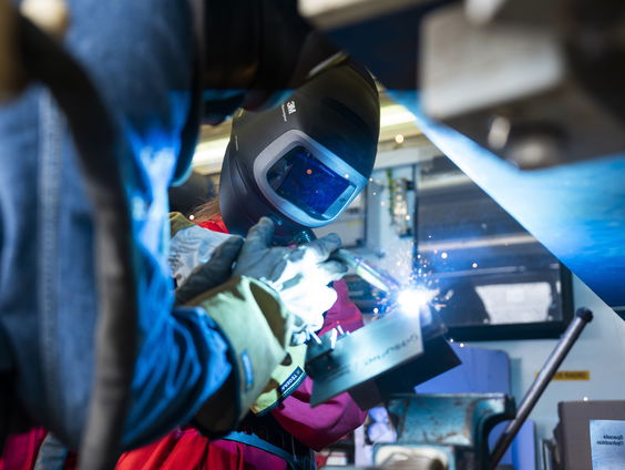 In de strijd tegen het personeelstekort organiseert Roel Jansen workshops voor kinderen in zijn metaalbedrijf