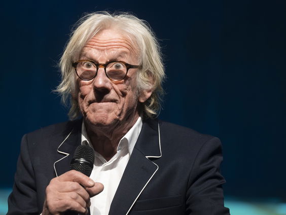 Freek de Jonge wordt 80 jaar en viert dat met een film over het Kistje, uit zijn eerste oudejaarsconference