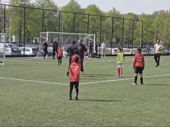 Vader van Noa Lang knock-out geslagen op voetbalveld: 'We hebben allemaal emoties'