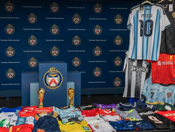 Handel in illegale voetbalshirts is miljoenenbusiness. Hoe herken je echt van nep?