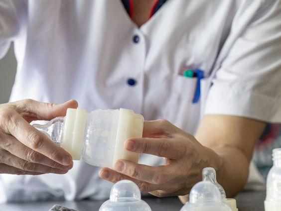 Kraamverzorgers zien geweld en drugs, maar melden nauwelijks bij Veilig Thuis