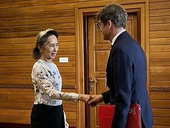 Oppositieleider Aung San Suu Kyi duikt op
