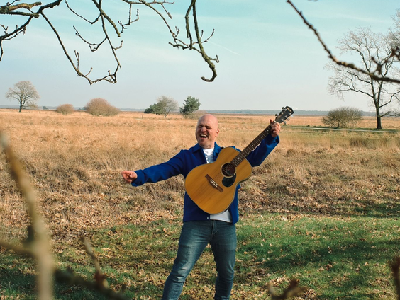 Leon Moorman zingt Nedersaksisch