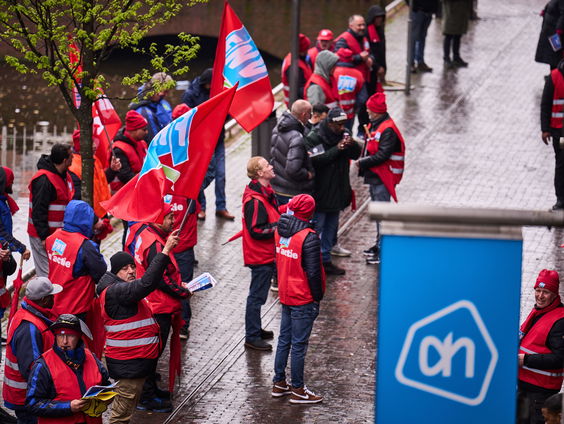 Volgens vakbond FNV worden stakende uitzendkrachten bij Albert Heijn 'gestraft' en daagt supermarkt voor ...