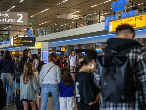 Beveiligers op Schiphol melden ziek of hebben geen juist uniform