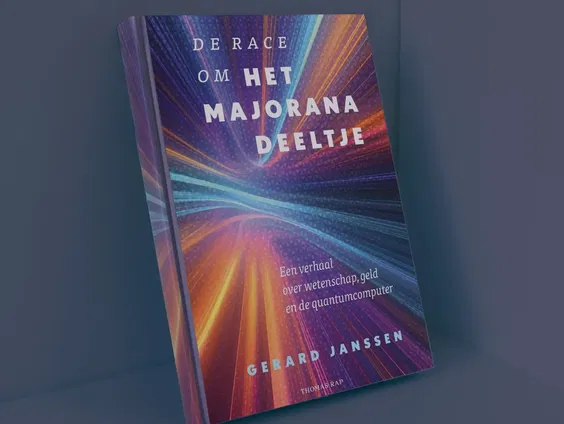 Gerard Janssen met zijn boek 'De race om het Majoranadeeltje'