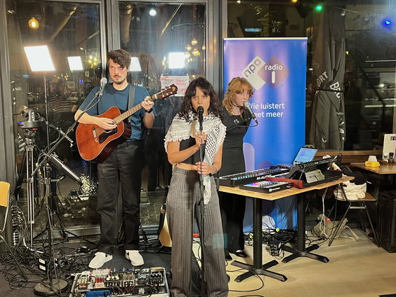 Lakshmi speelt live in Utrecht