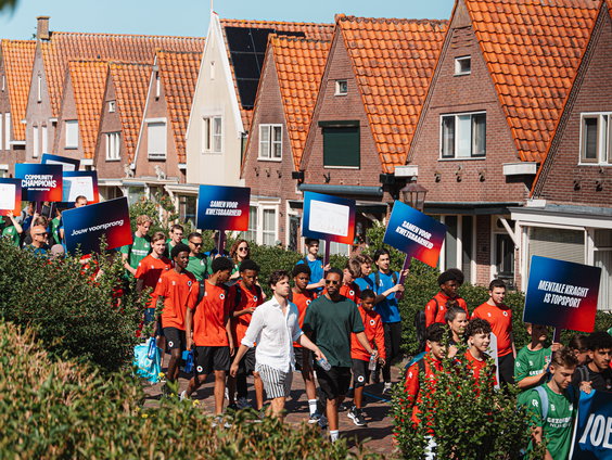 Voetballertjes lopen voor mentale gezondheid jongeren