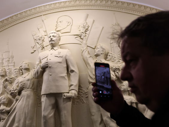 Sluiten de Russen Stalin weer in de armen?