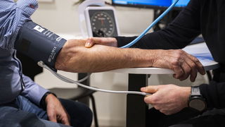 Hoe zit het met de plannen van politieke partijen voor het basispakket?