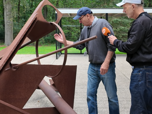 Maxim Hartman bezoekt bouwkunsttentoonstelling van Ruud Kuijer