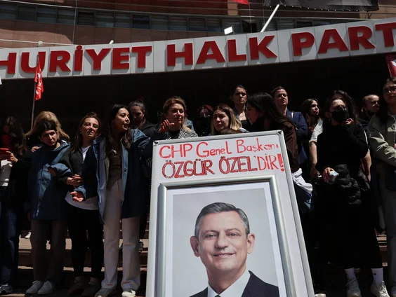 Politie ontruimt hoofdkwartier Turkse oppositiepartij