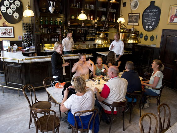 De bruine kroeg maakt plaats voor hippe koffietentjes: is dat erg?