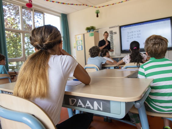 Er mag meer wetenschap in het onderwijs en onderwijs-beleid